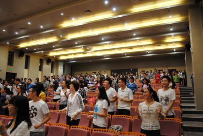 心系雅安——色花堂
举行慈善晚会